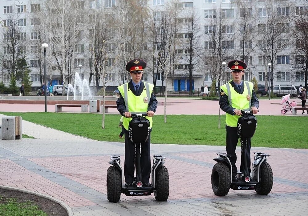 Ездить разный. Полицейский на сигвее. Полицейский на самокате. ДПС на самокате. Полицейские на электросамокатах.