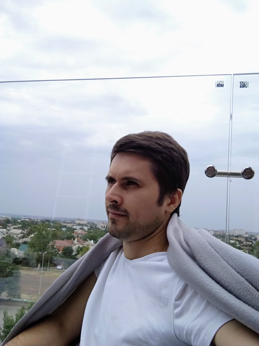 Думаю над темой для новой статьи. Плед способствует.