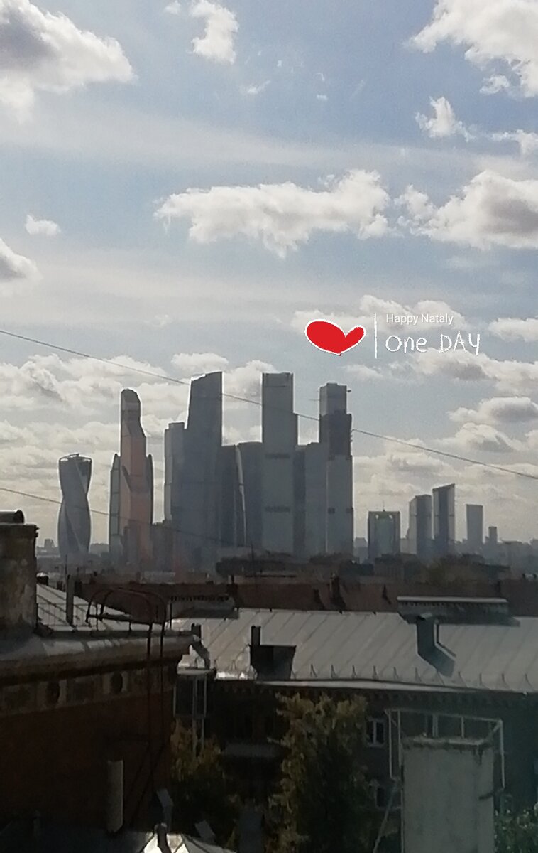 Вид на Москва-сити на фоне старой московской улочки 