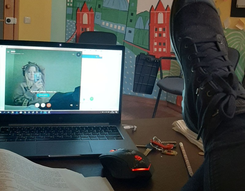 'Работает в скайпе с вайтишницей....'