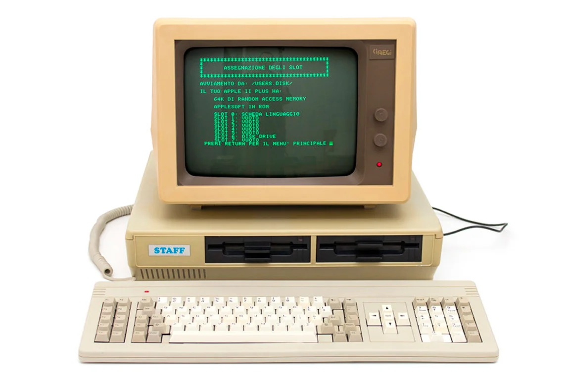 Слабый комп. Apple Commodore 64. Старый компьютер. Старинный компьютер. Персональные компьютеры 80-х годов.