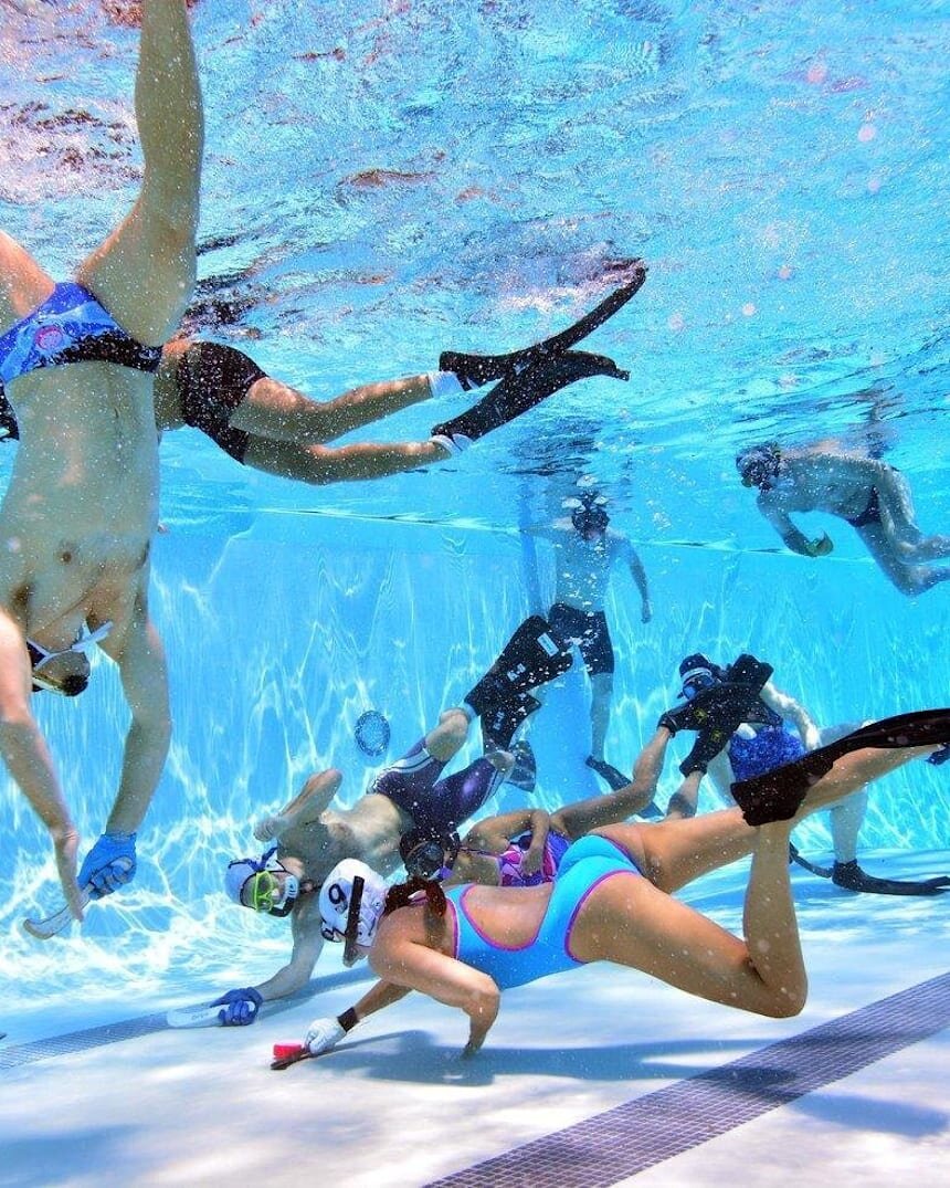 Подводный хоккей (источник фото: https://www.redbull.com/ru-ru/underwater-hockey-is-a-real-thing-and-its-absolutely-epic) 