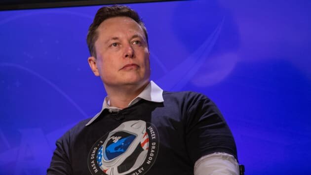 Генеральный директор SpaceX Илон Маск участвует в пресс-конференции после запуска в аудитории Press Site в Космическом центре Кеннеди НАСА во Флориде 30 мая 2020 года, после запуска миссии SpaceX Demo-2 на Международную космическую станцию.