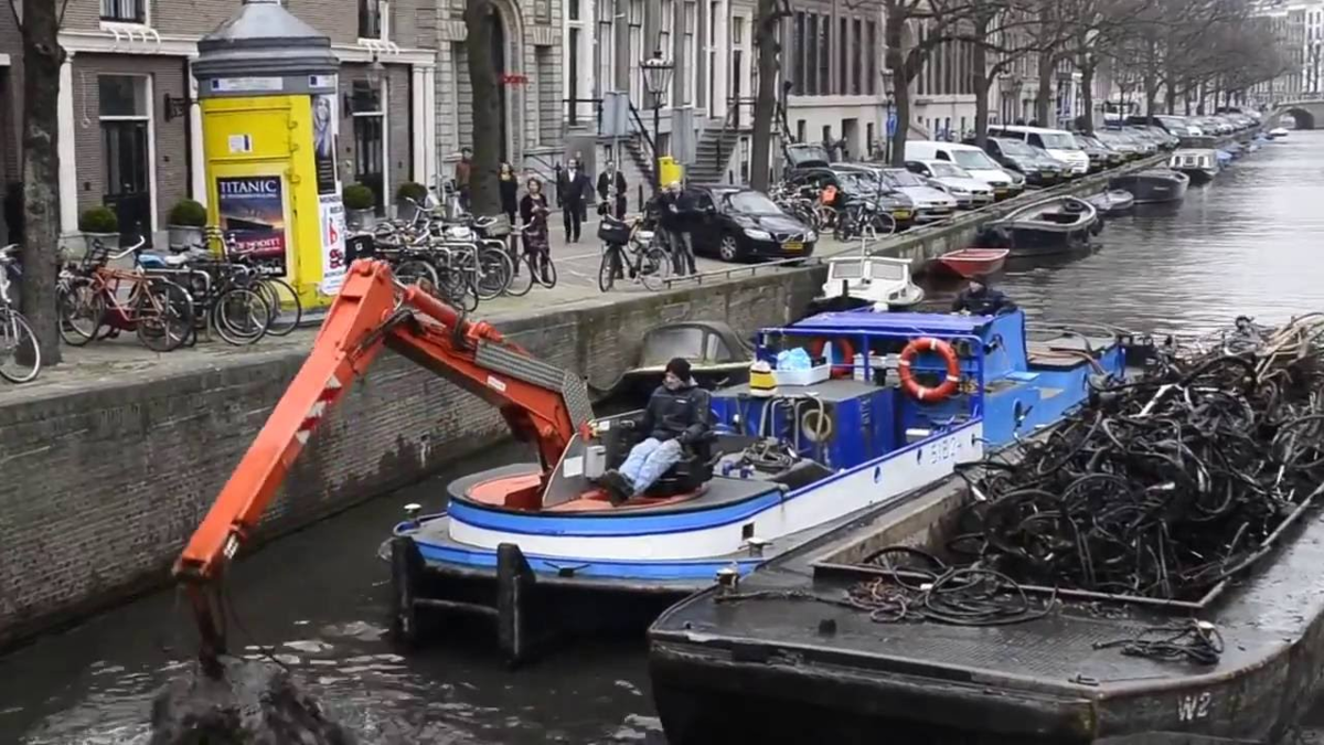 Выдавливатель велосипедов Амстердам. Велосипеды в каналах Амстердама. Вылавливатель велосипедов профессия. Очистка каналов в Амстердаме.