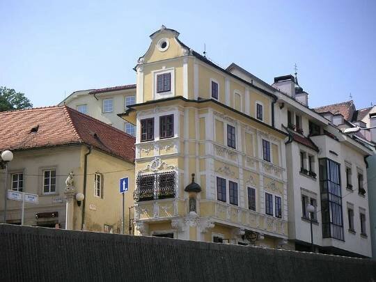 Один из самых красивых районов Братиславы – это Подградье, расположенное на Малокарпатских холмах. Под замком с восточной стороны испокон веков селились братиславские евреи.