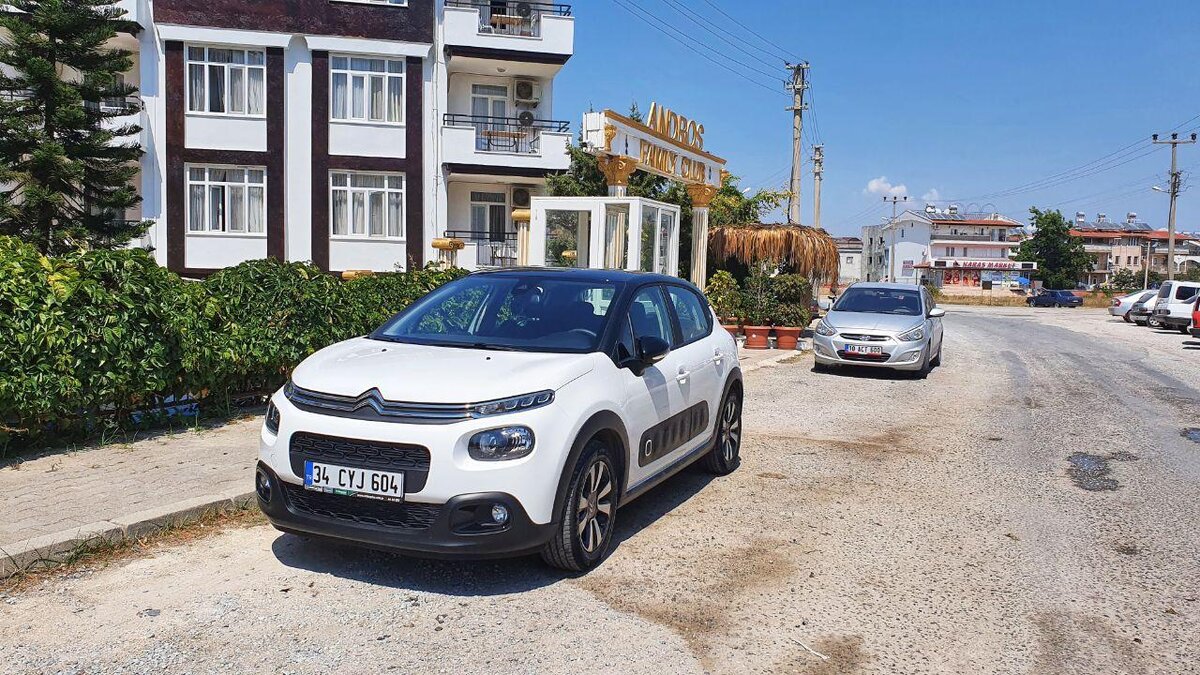 Наш район и слева - корпус отеля. А на переднем плане авто, на котором мы свалили из него в приключения