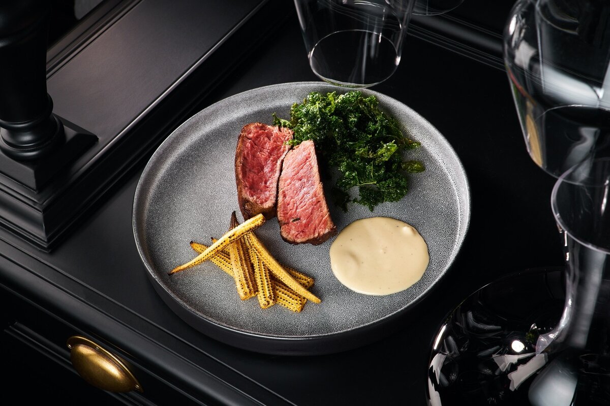 Говяжья вырезка с кукурузой, чипсами из кейла и перечным соусом в ресторане Boulevard 22.