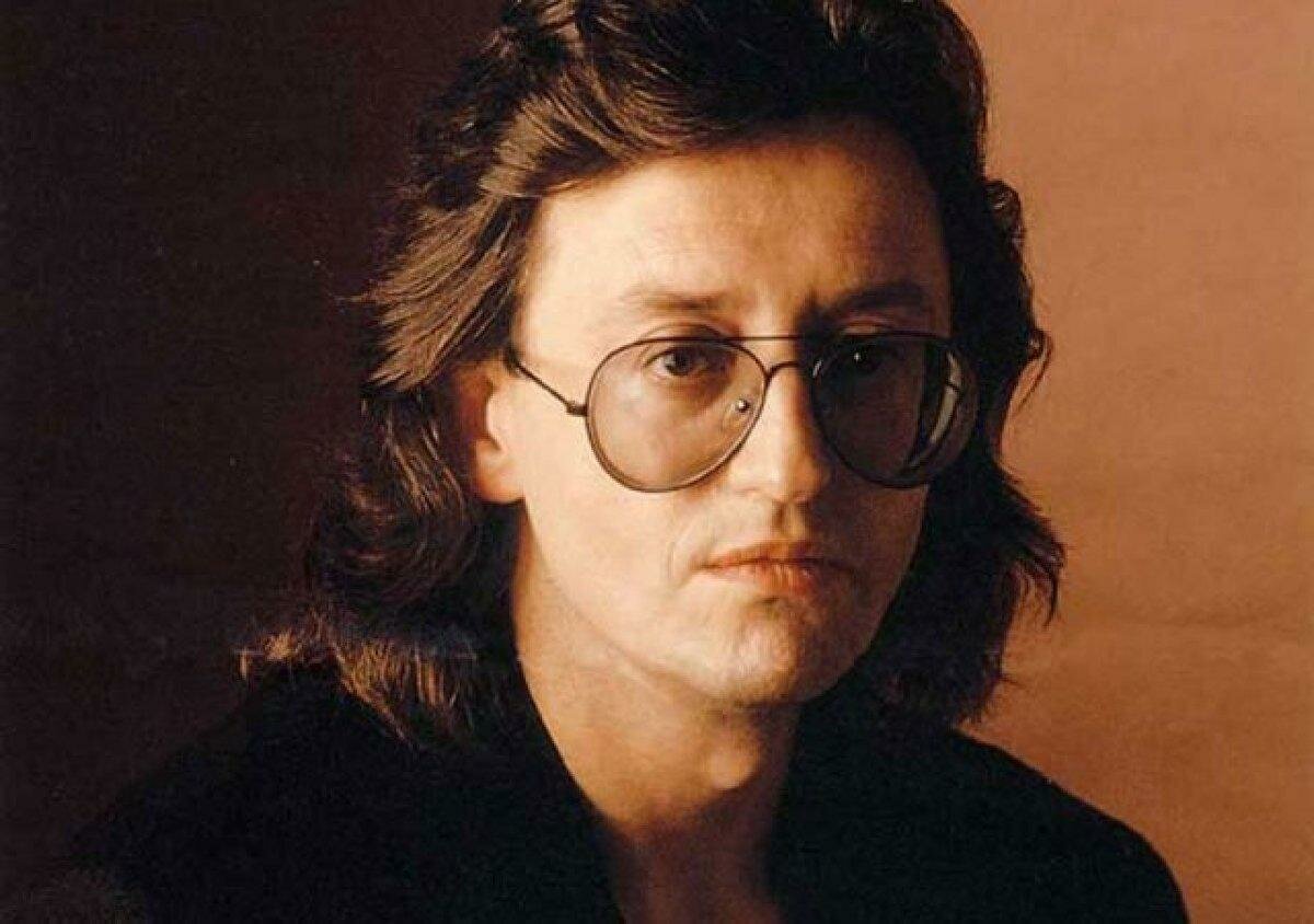 Александр Борисович Градский ( род. 3 ноября 1949 г.) — советский и российский певец, мультиинструменталист, автор песен, поэт, композитор. Один из основоположников русского рока. Заслуженный деятель искусств Российской Федерации (1997). Лауреат Государственной премии РФ (1999). Народный артист Российской Федерации (1999). Народный артист Приднестровской Молдавской Республики (2014)