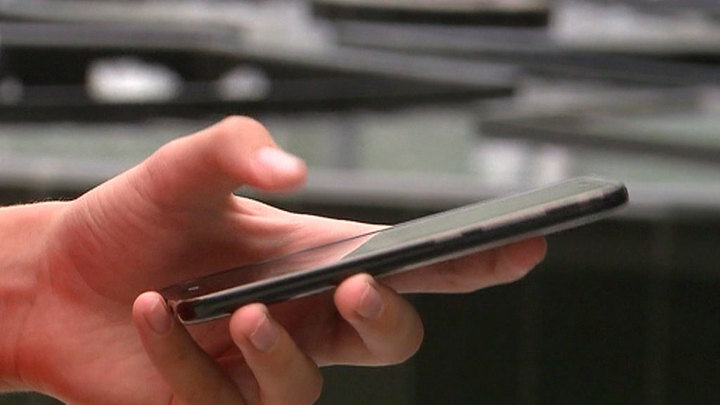 Эксперты Роскачества дали россиянам советы, как не попасть на удочку мошенников и злоумышленников, использующих для своих целей SMS-сообщения. 
"Если в SMS говорится о якобы неполученном MMS, переходить по ссылке категорически не рекомендуется. Иногда ссылку видно сразу в push-окне и злоумышленники рассчитывают, что вы кликнете на нее случайно", – пояснила агентству "Прайм" специалист пресс-службы Роскачества Алеся Боровикова