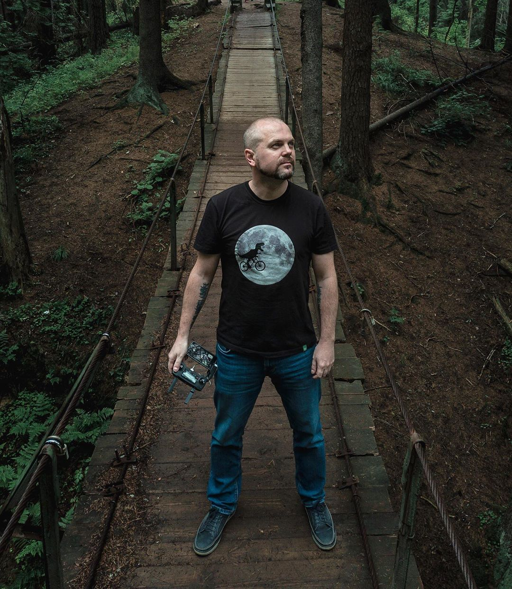 "Нетуристический путеводитель" в своей фирменной футболке