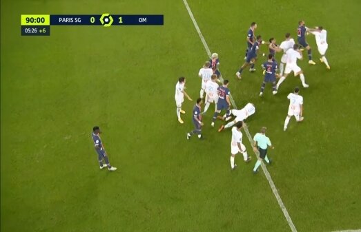 ТВ-кадр, в который попала драка "стенка на стенку" в концовке матча