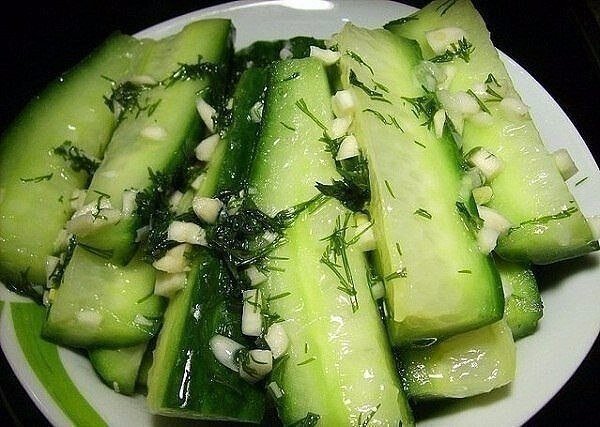 Закусочные огурцы Огурцы - 1 кг Укроп - 1 пучок Чеснок - 1 головка Уксус 9% - 5-6 ст.л. Растительное масло Соль Огурцы вымыть, разрезать вдоль на 4-6 частей. Укроп порубить, чеснок нарезать кубиками (не выдавливать через пресс!). Все смешать, посолить, добавить уксус и масло. Через 30-40 минут - готово!Пожалуйста поставьте лайк и подпишись спосибо вам!!! 