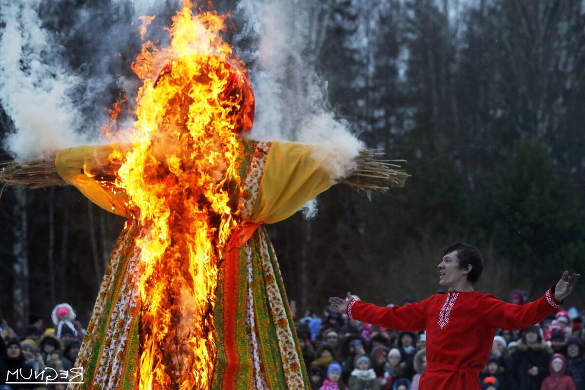 Сжигание пугала. Праздник Масленица сожжение чучела. Сожжение чучела на Масленицу. Чучело зимы. Обряды на Масленицу.