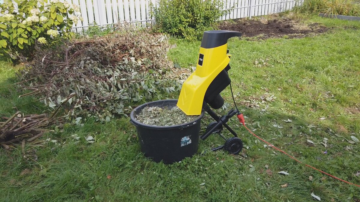 Измельчитель веток ryobi. Измельчитель садовый yt5452 2000. Измельчитель веток Макалистер 2800. Измельчитель садовый электрический yt5452 2000 Вт. Садовый измельчитель Брайт.