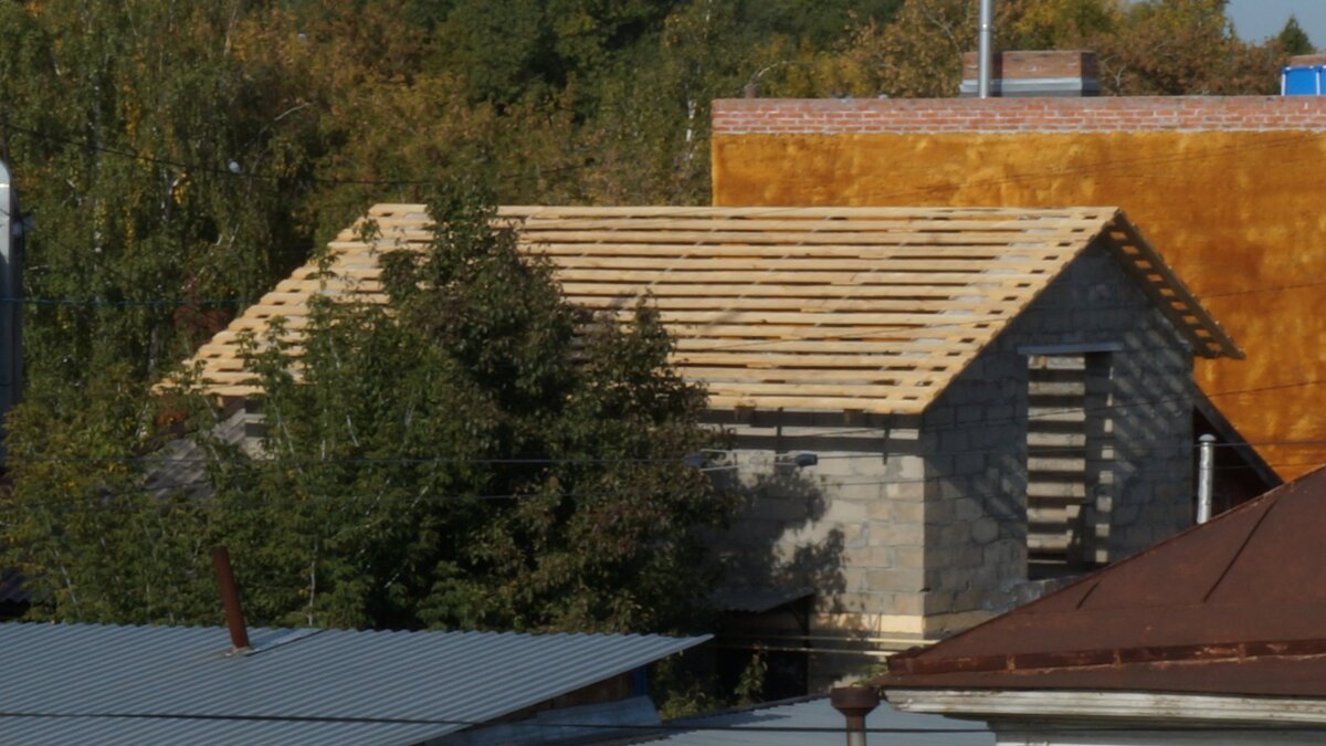 Недостроенная крыша по соседству. Фото автора.