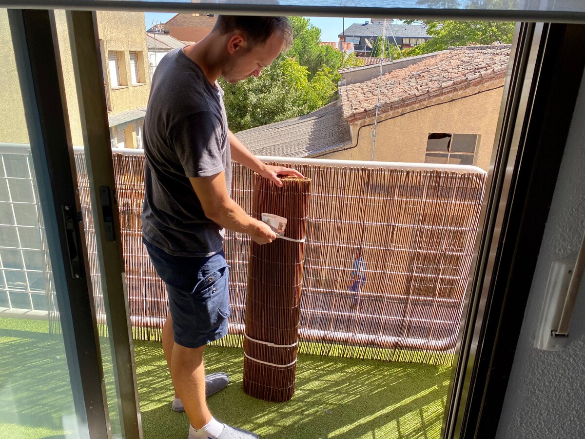 Выстроили дополнительную ограду на балконе.