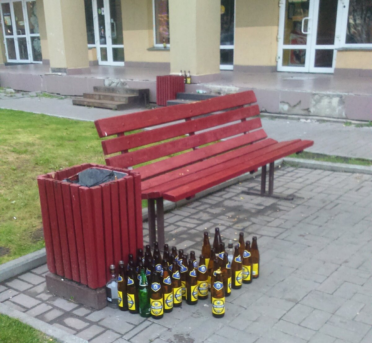 Инсталляцию наблюдала по дороге на работу. Утилизация бутылок. Фото автора.