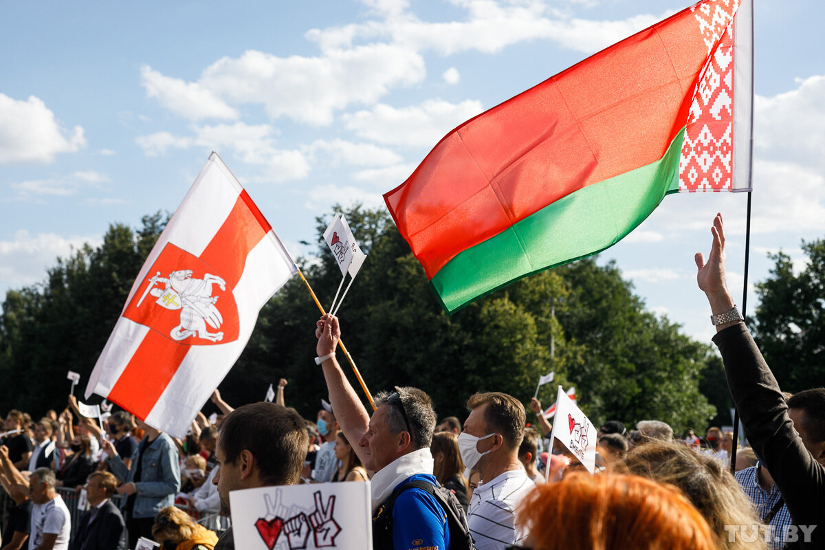 На митингах в Белоруссии можно увидеть , как официальный флаг, так и флаг оппозиции