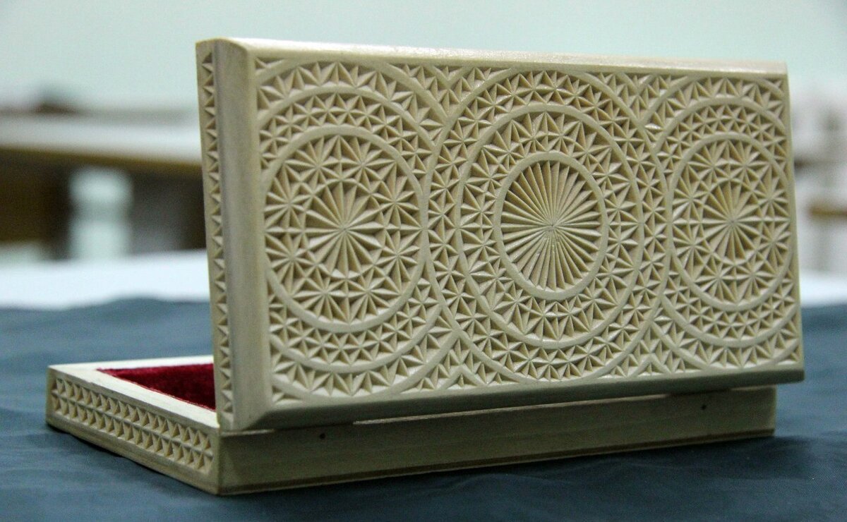 шкатулка украшенная  резьбой