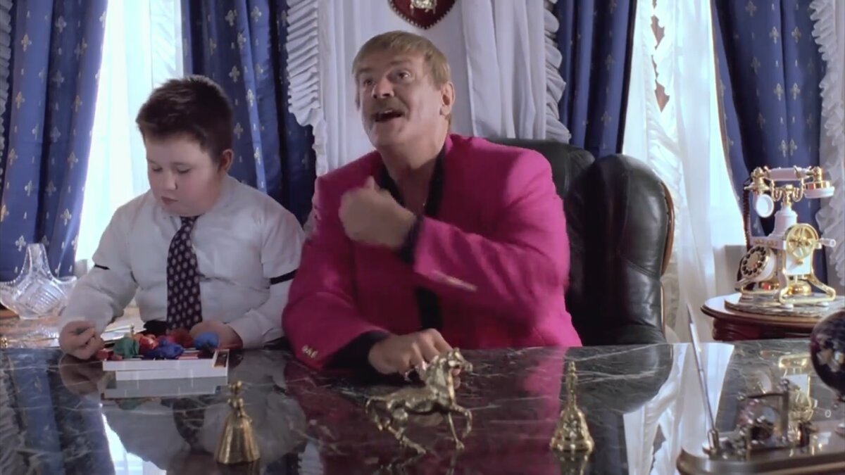 кадр из фильма "Жмурки" Михалыч и Владик. Даже Владик знает! 