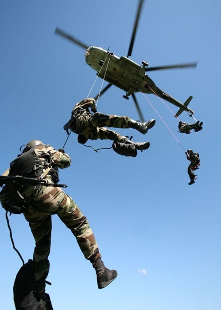 Атака захвата. Спецназ ВДВ десантирование. ССО РФ десантирование. Ми-8 вертолёт десантирование с парашютом.