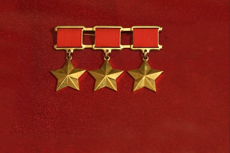орден золотая звезда героя советского союза. 3 звезды героя. звезда героя советского союза. золотая звезда героя советского союза. 3 звезды героя.