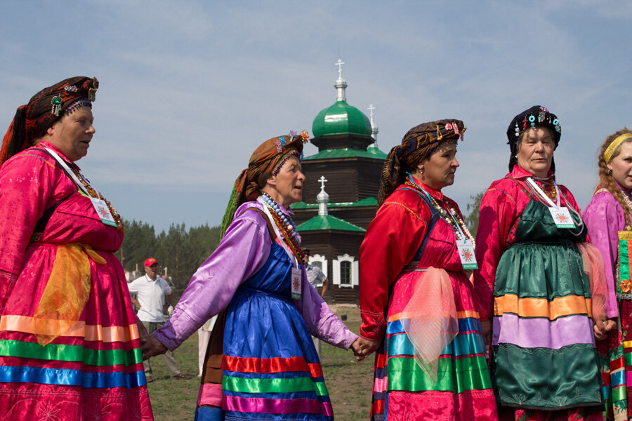 Семейские в сарафанах