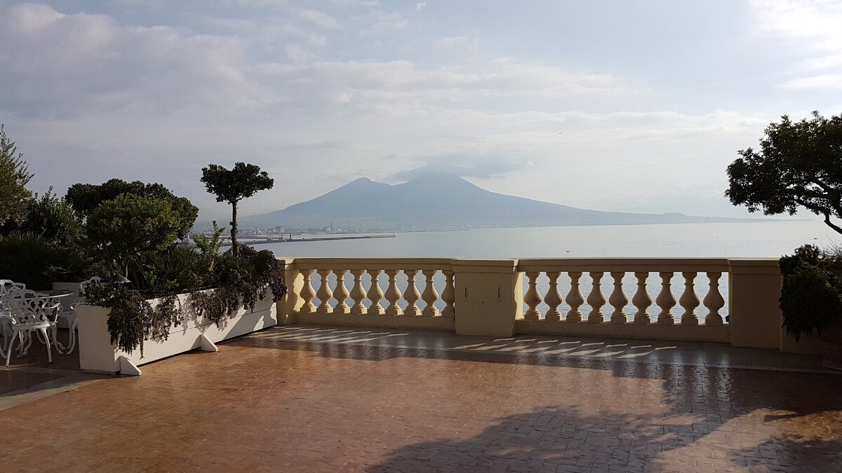 Вид на Везувий из отеля в Неаполе.