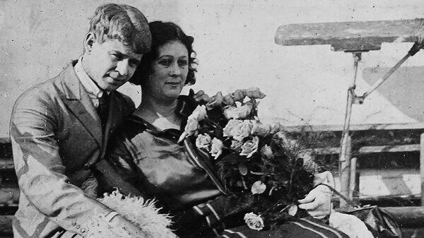 Сергей Есенин и Айсейдора Дункан поженились в 1922 году. Их брак продлился чуть больше года. Для Дункан Есенин остался единственным мужем.