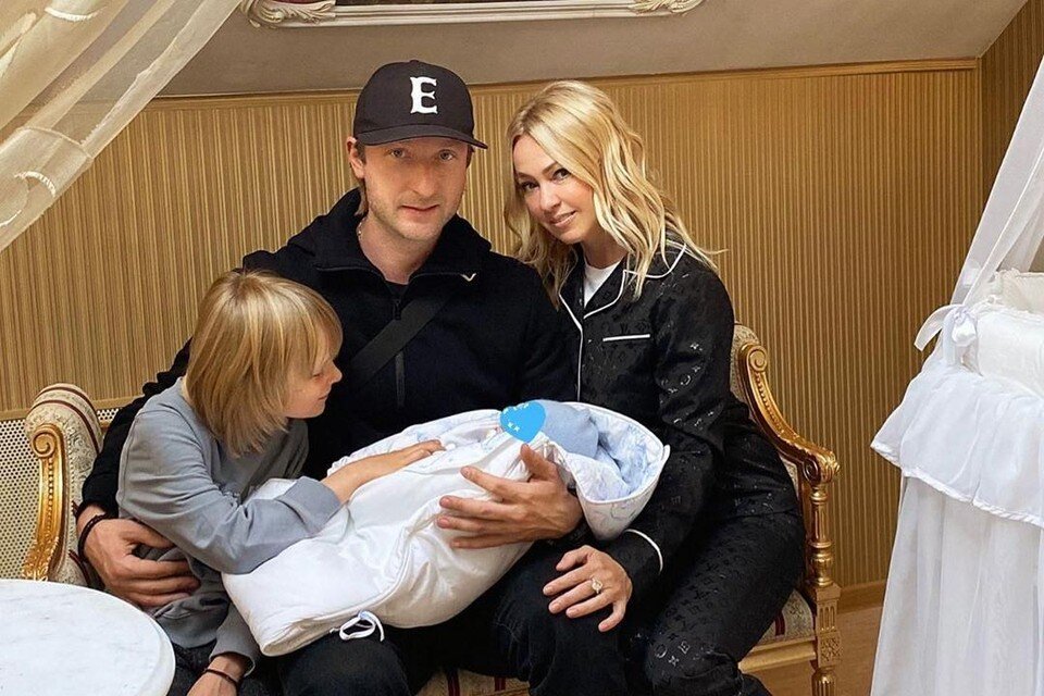 Евгений Плющенко и Яна Рудковская с сыновьями / Фото: соц. сети