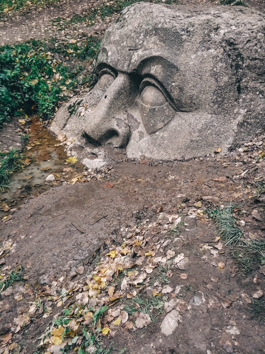 каменная голова в санкт петербурге фото