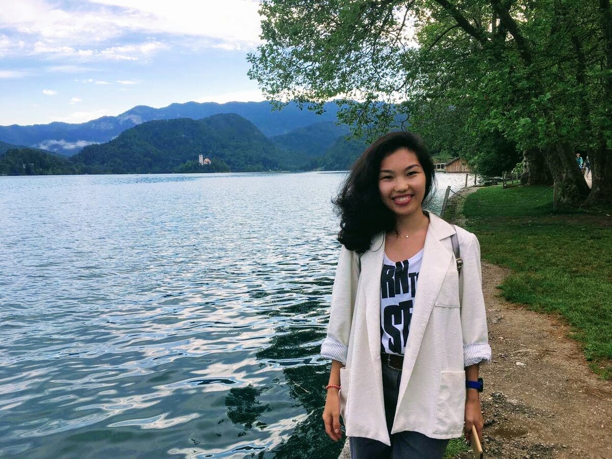 Я купила такой льняной пиджак и везде его носила. Он мне нравится, хоть моя подруга говорит, что он давно не в тренде.