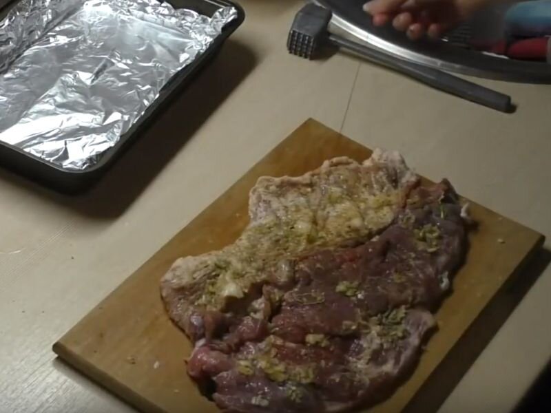 Рулет из подчеревка запеченный. Рецепты брюшины из свинины в фольге. Рулет из брюшины свинины. Как приготовить рулет из свиной брюшины отварной. Рулетики из свиной брюшины.