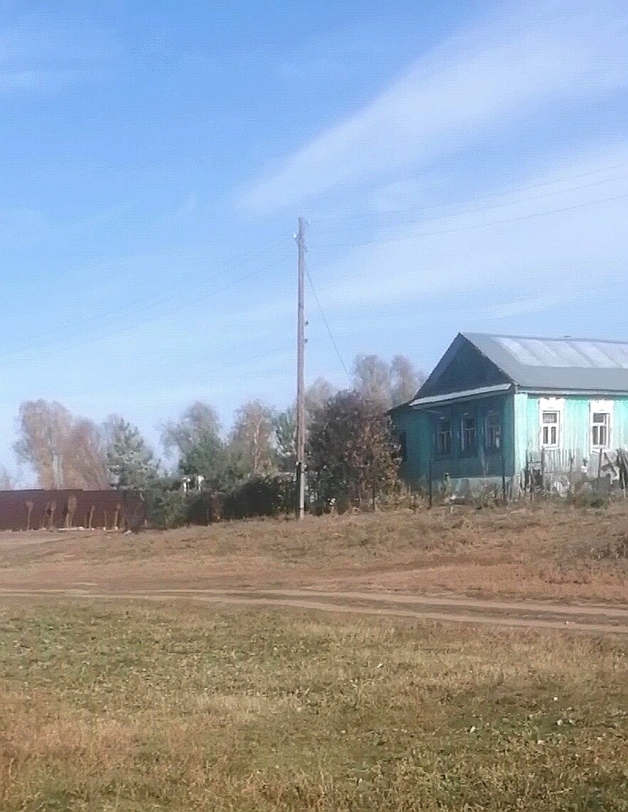 В порно видео деревня трахают девушек на фоне деревенского вида.