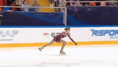 Александра Трусова выполняет каскад 4Т+3Т в ПП на 2 этапе Кубка России (источник - youtu.be/qmwaLzBWcpQ)
