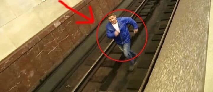 Бежать по направлению поезда до черно-белой палки