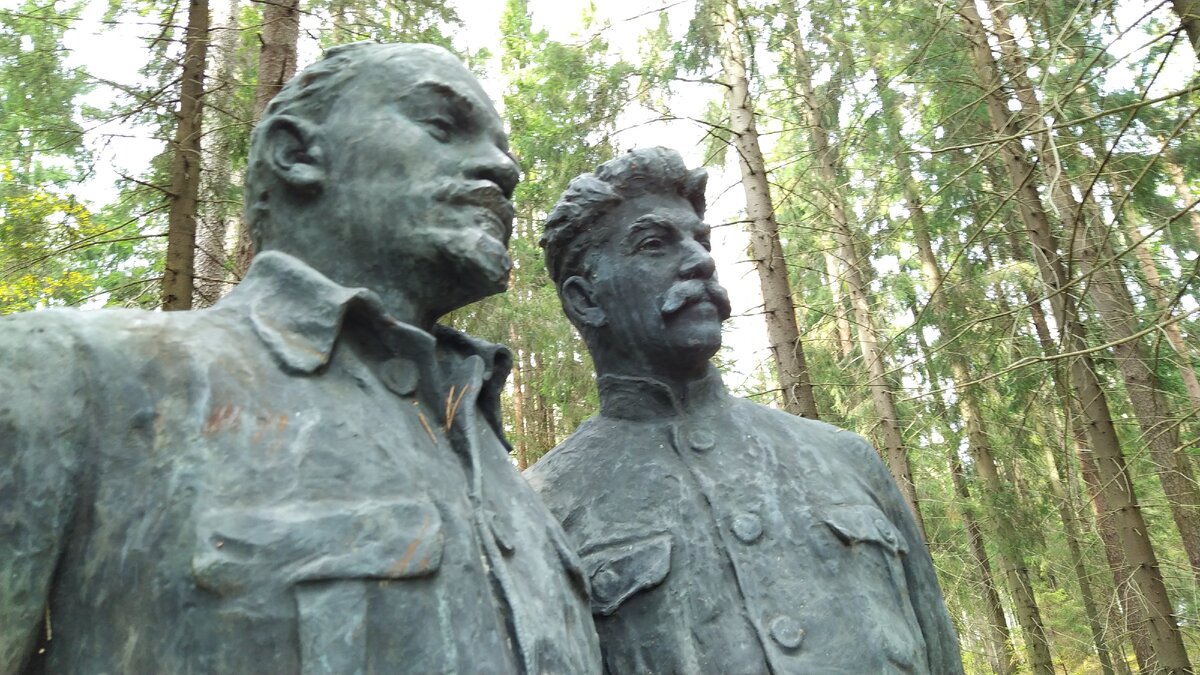 Культовые фигуры: Ленин и Сталин в исторических скульптурах