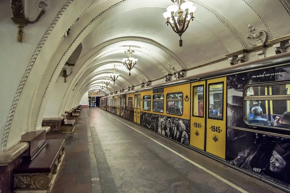 Какое московское метро. Станции Арбатско-Покровской линии Московского метрополитена. Станция МИТРО В Москве. Станция площадь революции Арбатско-Покровской линии. Моковский метрополитен.