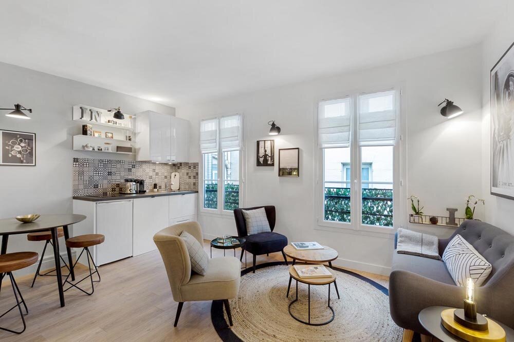 В центре основного помещения разместились диван округлых форм, два удобных кресла и несколько журнальных столиков.