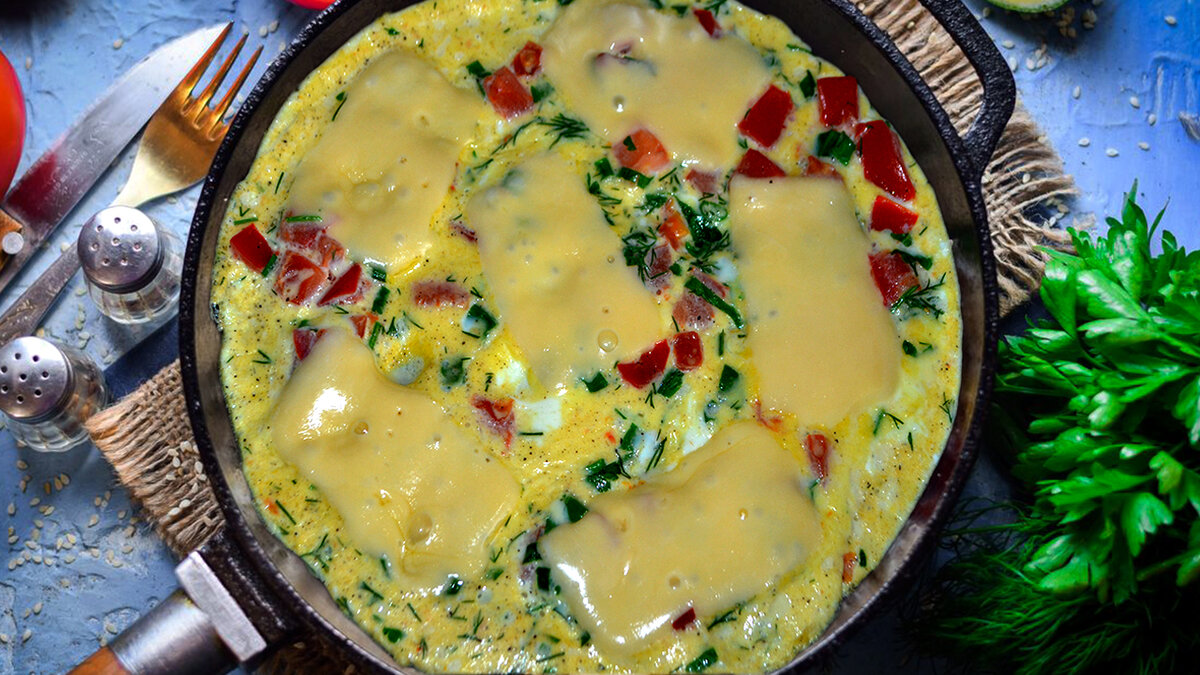Омлет из яиц с сыром и помидорами 