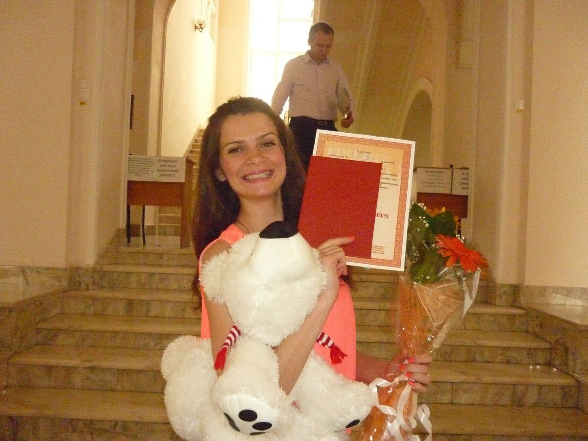 Счастливая на выпускном, с красным дипломом