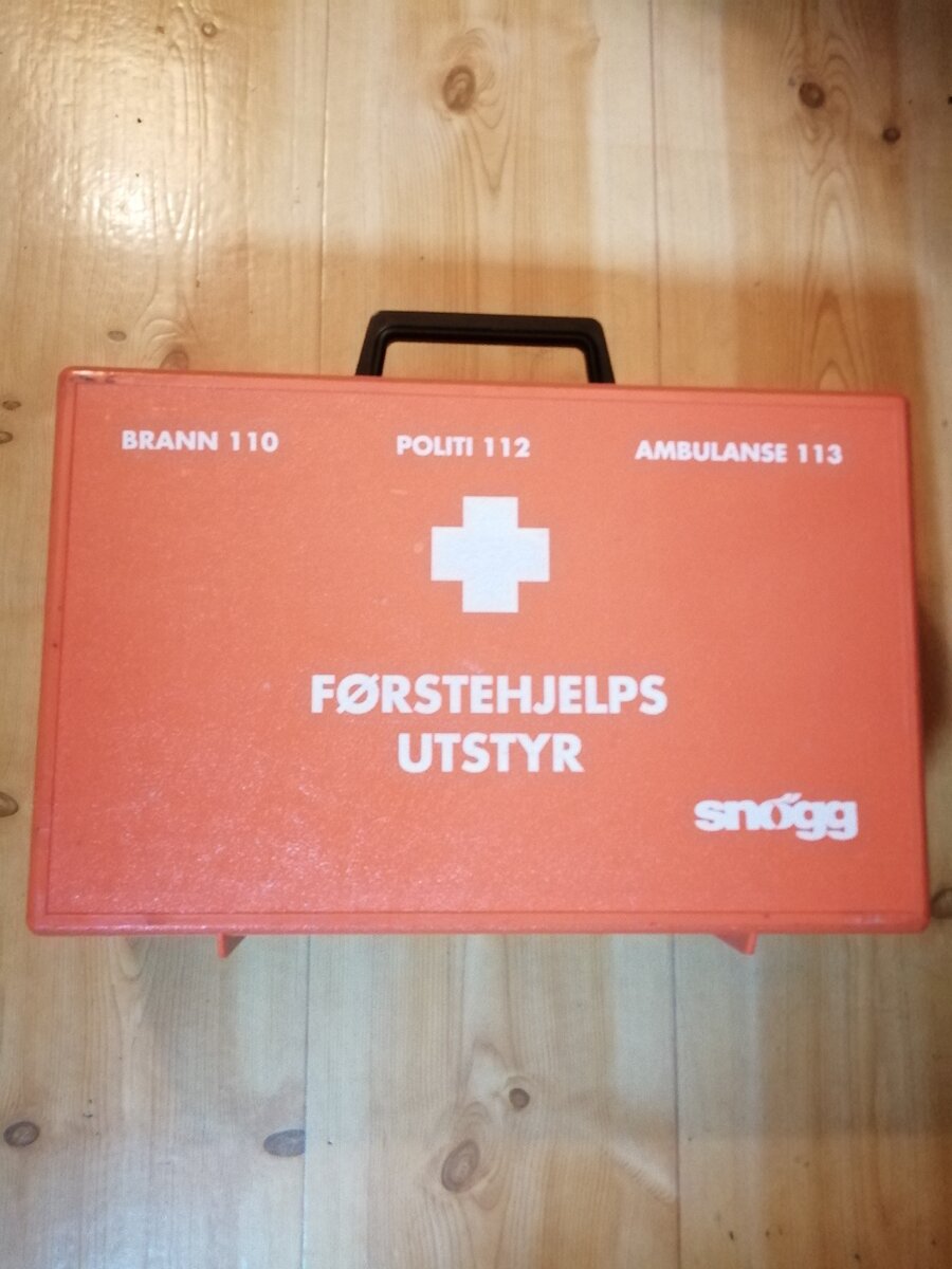 Наша домашняя аптечка содержит все необходимое для экстренной помощи. У запасливого Фреда имеются в запасе и кислородные маски