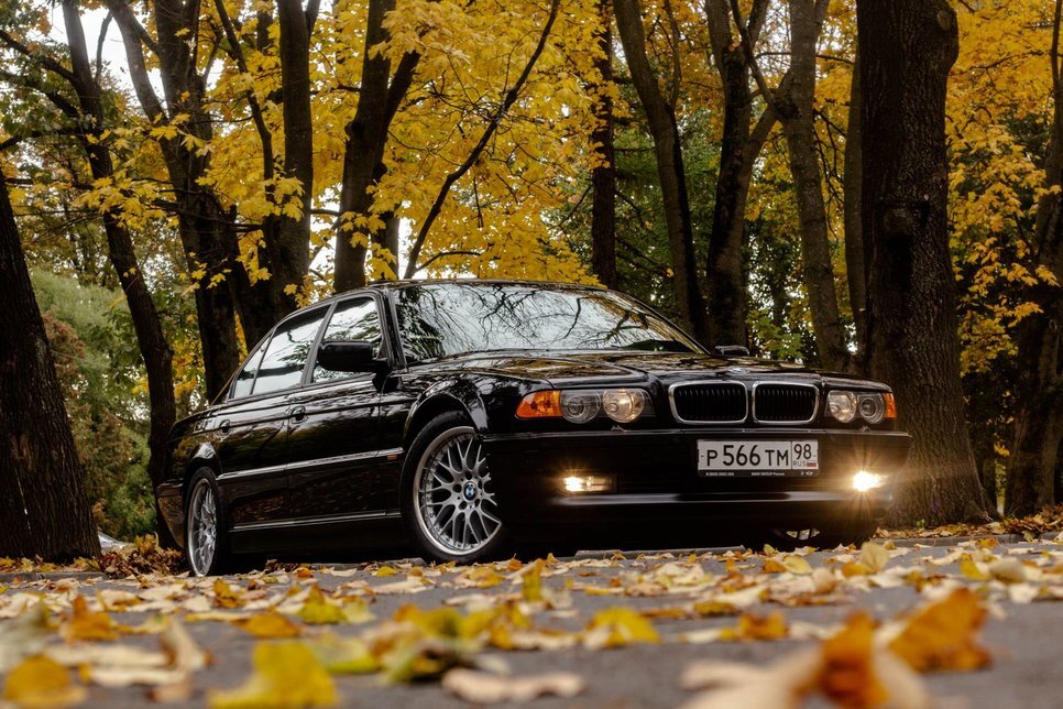 В 1994 году жизнь Мерседеса S-класса стала сложнее. Появилось сразу два сильных конкурента, изрядно подпортивших кровь монументальному W140. На алюминиевом Audi A8 D2 гоняли ронины в исполнении Жана Рено и Роберта Де Ниро. Другой седан облюбовали перевозчик Стейтем, агент 007 и четверка российских любителей развести дальнобойщиков на деньги. Почем Бумер для народа, как часто он ломается и как едет ухоженная Е38 в 19-летнем возрасте? 
