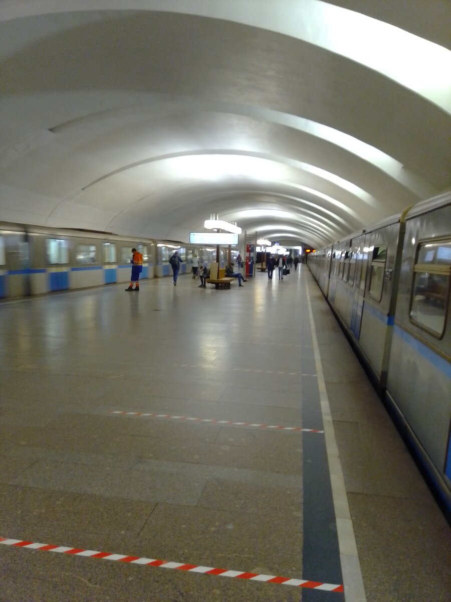 Московское метро. Станция "Крылатское".  Платформа. 