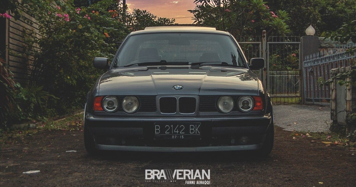 Хотел бы рассказать о таком автомобиле как bmw e34 этот автомобиль на те года был очень уникальмным модификация кузова BMW пятой серии, который выпускался с 1988 по 1996 год включительно. Всего было выпущено 1 333 412 автомобилей, из них 124 656 универсалов. Автомобиль был выдержан в стиле традиционного BMW, но в то же время содержал в себе современные технологии. Он был также оснащён автоматическим контролем устойчивости (ASC) или тяги (ASC + T).