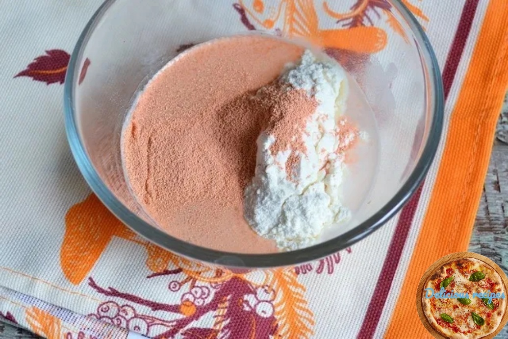 Приготовить опару, для этого в тёплой воде смешать сахар, муку и дрожжи, накрыть и отставить на 10 минут в тёплое место.