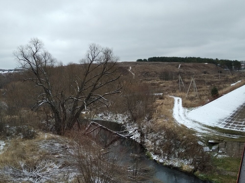 Вид на городище Старая Кашира и речку Каширка от трассы Ступино – Озёры.