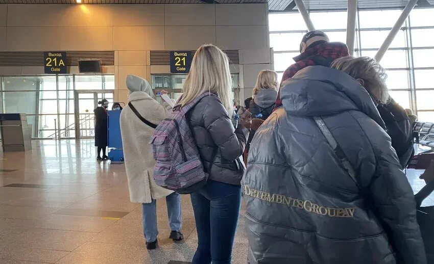 Люди стараются соблюдать дистанцию, насколько это возможно.