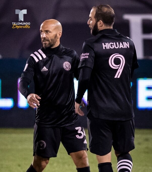 Братья - Гонсало Игуаин и Федерико Игуаин. - Смотри все фото по свайпу вправо: