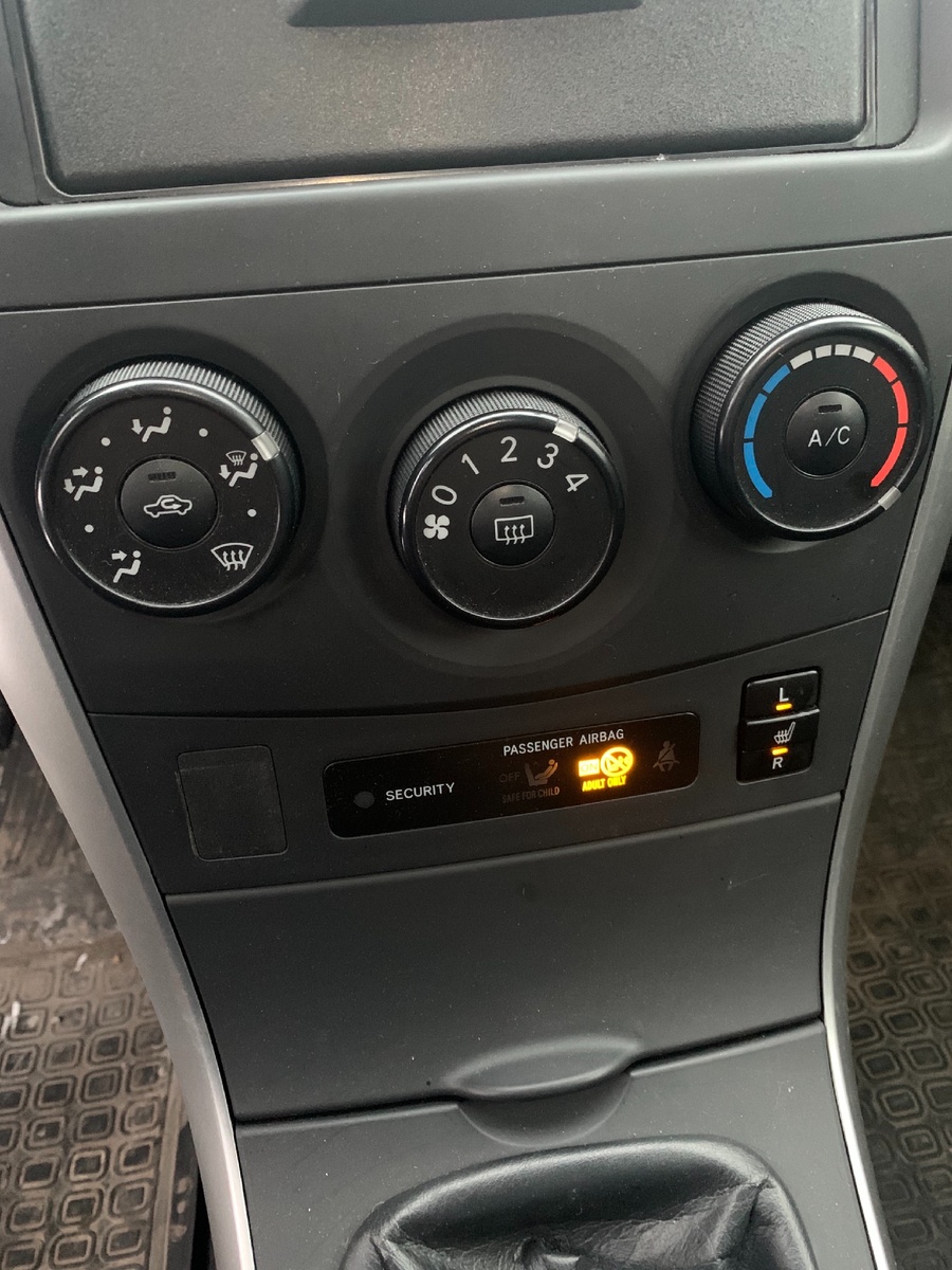 Вот мое личное фото, у меня всегда печка стоит на 3 положении. Так же на фото видно что я сразу заранее включаю подогревы сидений.